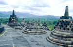 Die kolossale Borobudur-Pyramide befindet sich rund 25 Kilometer nordwestlich von Yogyakarta auf der Insel Java in Indonesien.