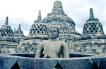 Auf der zweiten kreisfrmigen Terrasse der Tempelanlage Borobudur auf Java.