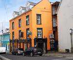 Das beliebte Gasthaus  The Fleet Inn  in der Bridge Street 2-4 in Killybegs, County Donegal in Irland am 06.08.26.