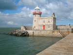 Ein kleiner, schmucker Leuchtturm signalisiert die Einfahrt in den Hafen von Howth.