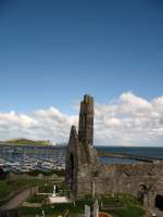 Blick von der Old Abbey auf den Hafen und das Meer.