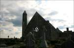 Klostersiedlung Kilmacduagh - Kathedrale und Rundturm werden von einem Friedhof umgeben.