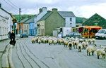 Die Hauptstrae in der Stadt Dingle in Irland.