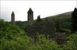 Glendalough - Der Rundturm (errichtet whrend der Winkingerinvasion um 1066) und die St.