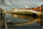 Die Ha'penny Bridge im Abendlicht.