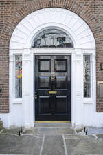 Dublin Door an der Merrion Square Street in Dublin.