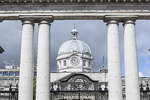 In den Government Buildings (irisch Tithe an Rialtais), Merrion Street, Dublin, sind das Ministerium des Premierministers, die Ratskammer, in der die Regierungssitzungen stattfinden, das