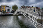 Ha'Penny Bridge (oder Half Penny Bridge, offiziell Liffey Bridge) ist eine Fugngerbrcke aus dem Jahr 1816, die im Zentrum der irischen Hauptstadt Dublin den Fluss Liffey