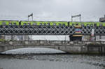 Die Eisenbahnbrcke ber den Fluss Liffey in Dublin bzw.