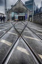 Die Straenbahn in Amiens Street vor Connolly Station in Dublin.