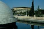 Das Gebude der Knesset in Jerusalem, im Vordergrund ein Teil des  Schreins des Buches  im Israel-Museum.