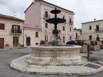 Capestrano, Brunnen und Huser an der Piazza del Mercato (26.05.2022)