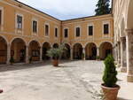 Sulmona, Kreuzgang im Franziskanerkloster an der Piazza Giuseppe Garibaldi (26.05.2022)