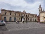 Sulmona, Jesuitenkloster und Ovidstatue an der Piazza XX Settembre (26.05.2022)