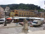 Popoli, historische Gebude an der Piazza Dante (26.05.2022)