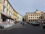 Penne, Huser am Corso Vestini mit San Domenico Kirche (27.05.2022)