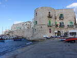 Giovinazzo, Stadtmauer und Huser an Via Marina (27.09.2022)