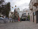 Putignano, Skulpturengruppe an der Piazza San Domenico (29.09.2022)