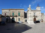 Giurdignano, Denkmal und Torre del Orologio an der Piazza Municipio (03.03.2023)