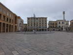 Lecce, Huser und Colonna an der Piazza Sant Oronzo (03.03.2023)
