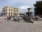 Taranto, Brunnen und Gebude an der Piazza Fontana (01.03.2023)