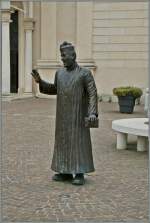 Don Camillo vor  seiner  Kirche in Brecello.