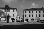 Brescello, Piazzo Matteotti, links, nur angeschnittten das Rathaus von Brescello.