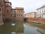 Ferrara, Eingangstor zum Castello Estense an der Piazza del Castello (30.10.2017)