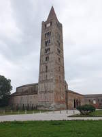 Codigoro, Abbatia Sanctae Mariae Pomposae, ehemalige Abtei des Benediktiner-Ordens an der Mündung des Po, erbaut von 751 bis 874 als dreischiffige Basilika, Glockenturm von 1063 (30.10.2017)