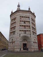 Parma, Bapstierium, turmhohe, reich gegliederte Oktogon wurde 1196–1216 erbaut und anschlieend innen mit alt- und neutestamentlichen Szenen ausgemalt (10.10.2016)