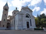 Predappio, Pfarrkirche San Antonio, erbaut von 1931 bis 1935 durch den Architekten Cesare Bazzani, Fassade aus Cagli- und Trani- Marmorplatten  (20.09.2019)