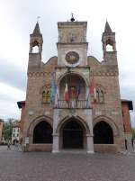 Pordenone, gotischer Palazzo Comunale, erbaut von 1291 bis 1395, Uhrturm erbaut im 16.