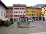 Ampezzo, Brunnen am Marktplatz Piazza Zona Libera 1944 (20.09.2014)