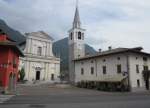Ampezzo, Marktplatz mit Pfarrkirche San Daniele, erbaut um 1900 (20.09.2014)
