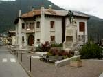 Calalzo di Cadore, Kriegerdenkmal und Rathaus am Hauptplatz (20.09.2014)