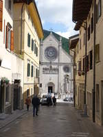 Gemona del Friuli, Blick auf die Domfassade durch die Via Guiseppe Bini (05.05.2017)