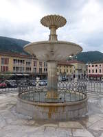 Maniago, Brunnen Fontana Comunale an der Piazza Italia (05.05.2017)