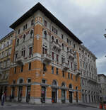 Schön verzierte Fassade an einem Gebäude nahe dem Canale Grande in Triest.05.2025