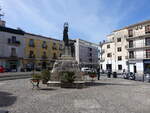 Paola, Monument und Huser an der Piazza IV Novembre (06.04.2024)
