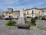 Altomonte, Denkmal und Torre Pallotta an der Piazza Luigi Pancaro (06.04.2024)