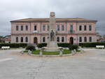 Taurianova, Monumento al Caduti und Rathaus an der Piazza Liberta (10.04.2024)