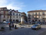 Serra San Bruno, Huser und Denkmal an der Via Fiume (09.04.2024)