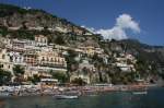 Blick vom Kai auf Positano.