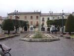 Bagnoli Irpino, Brunnen und Huser an der Piazza Lorenzo di Capua (26.02.2023)