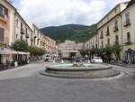 Piedimonte Matese, Brunnen und Gebude an der Piazza Roma (24.09.2022)