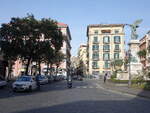 Castellammare di Stabia, Häuser und Denkmal an der Piazza Principe Umberto (24.02.2023)