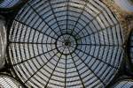 Steht man auf dem Mittelpunkt der Kompassrose am Boden der Galleria Umberto I hat man den perfekten Blick in die Glaskuppel des Gebudes.
