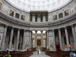 Neapel, Innenraum der Basilika San Francesco di Paola, Rotunde mit einem Durchmesser von 34 Metern, Hochaltar von Anselm Cangiano aus dem Jahr 1641 (22.09.2022)