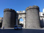 Neapel, Porta Capuana an der Piazza San Francesco di Paola, erbaut 1484 von Knig Ferrante von Aragon (23.09.2022)