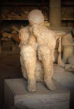 Pompeji - Funde und Ausguss vom Hohlraum eines Opfers im erhrteten Gestein.